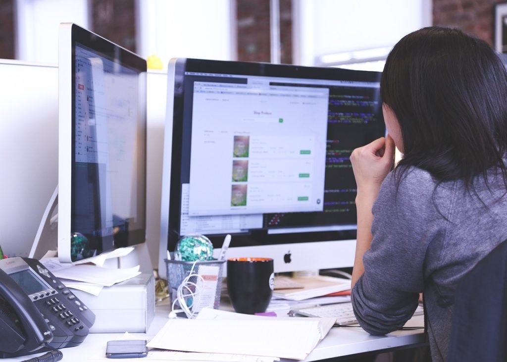 Inteligência artificial já é adotada por 65% das empresas