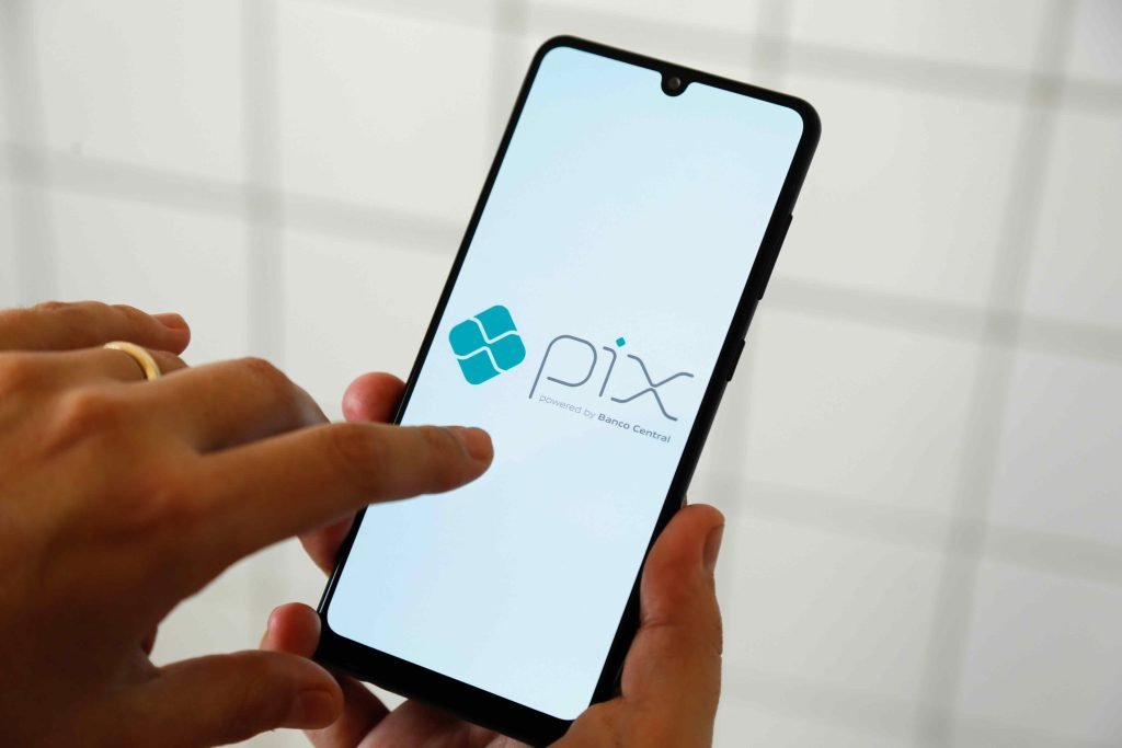 Especialista reforça dicas para se proteger de golpes por Pix