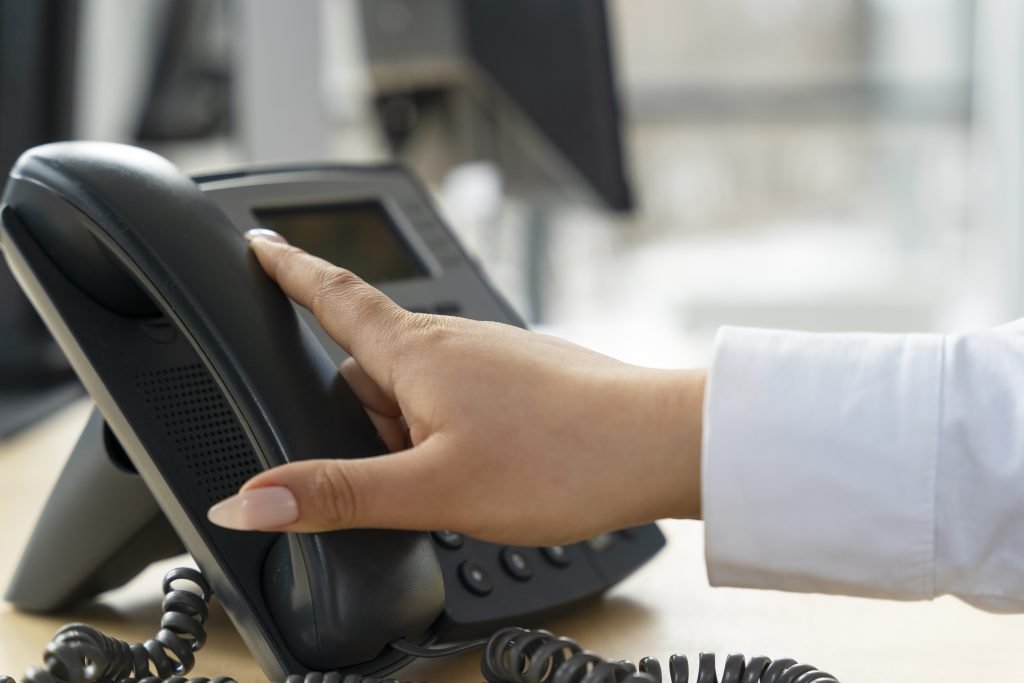 fechar-pessoa-que-trabalha-no-call-center