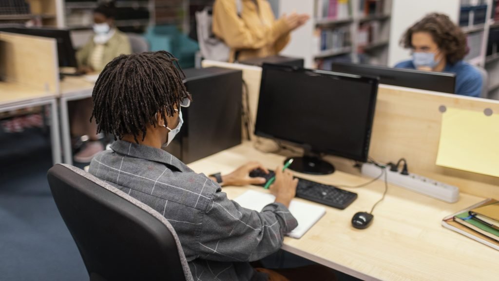 menino-estudando-pacificamente-na-biblioteca