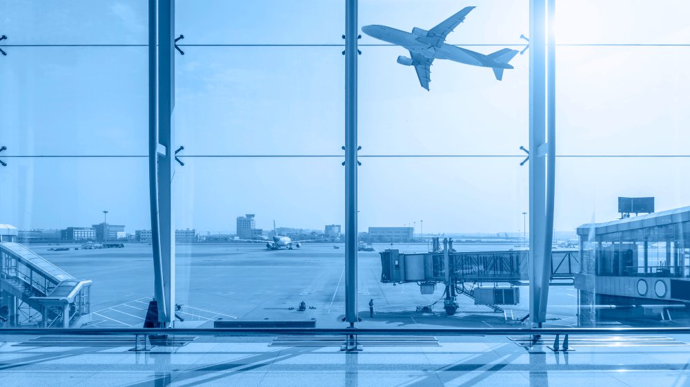 Aéreas são condenadas a indenizar comissária obrigada a custear maquiagem e meias exigidas para o trabalho