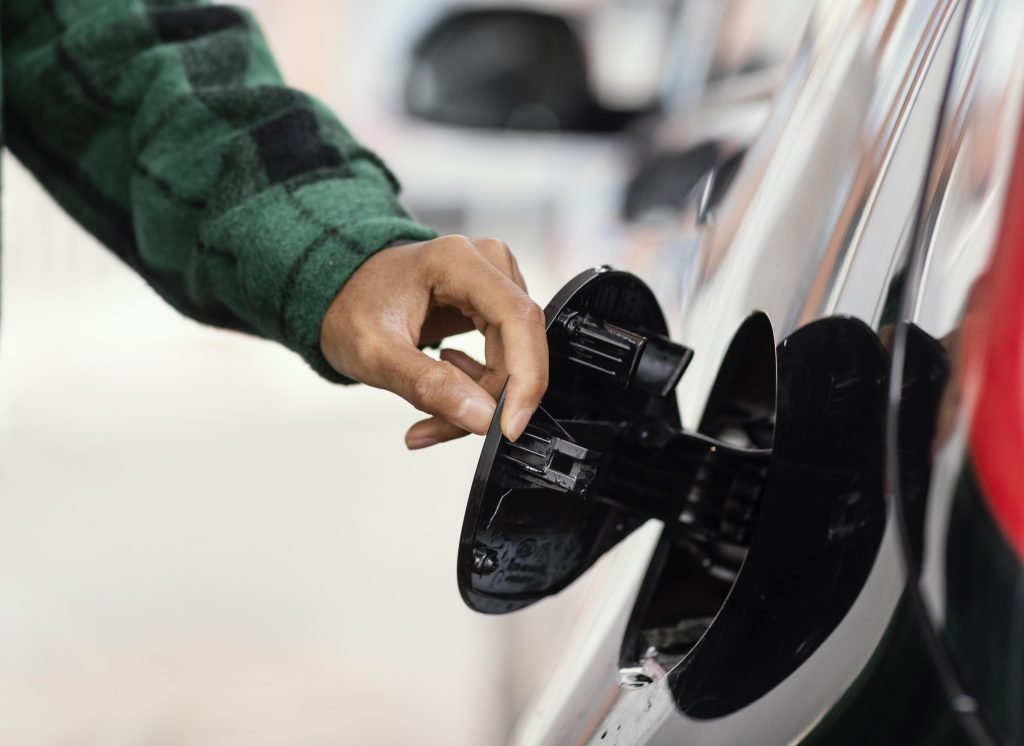 Abastecimento de carro. Foto: Freepik