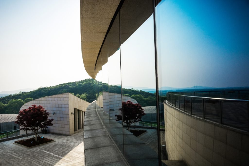 Varanda de vidro. Foto: Freepik