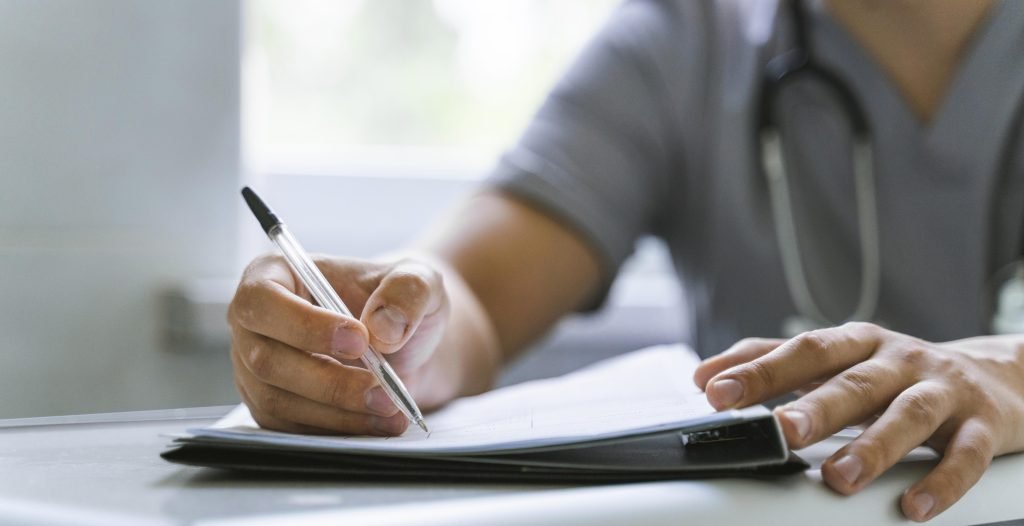 Atestado médico. Foto: Freepik