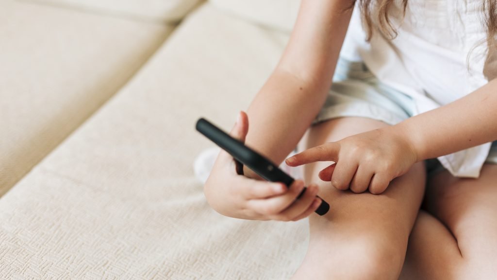 criança redes sociais celular internet. Foto: Freepik