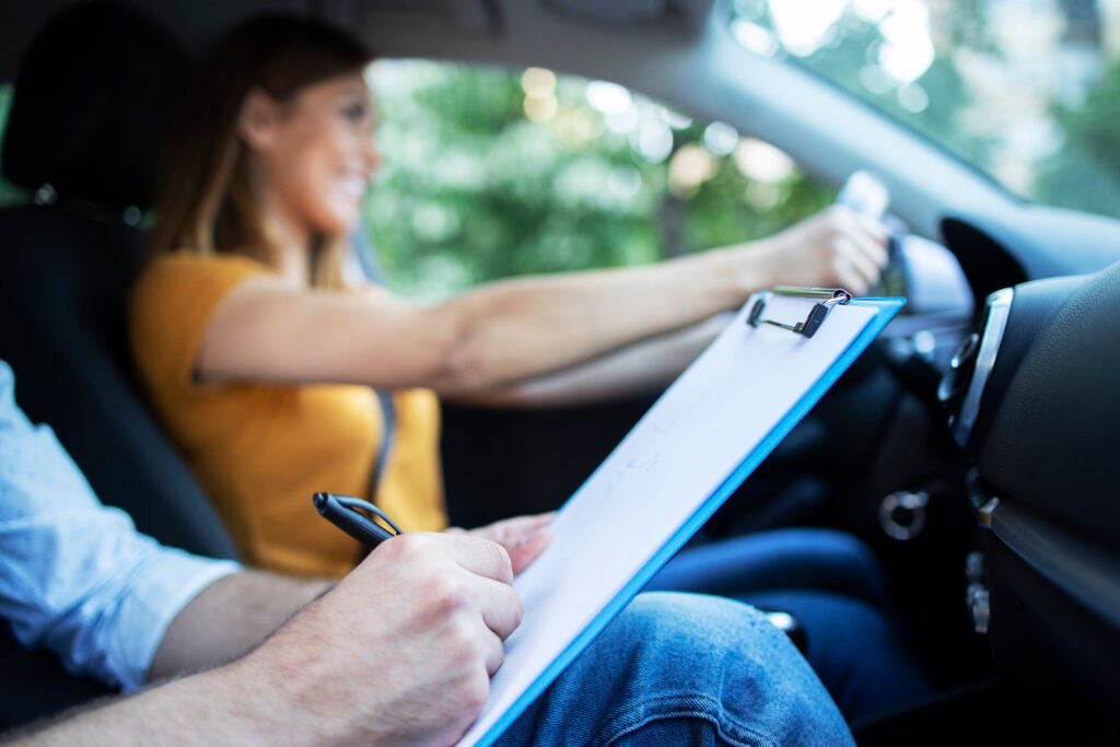 Alunos poderão buscar instrutores e autoescolas por localização; entenda