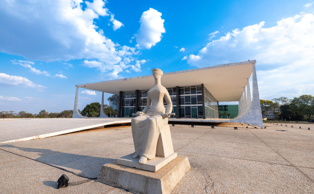 STF – vista estátua da Justiça e palácio