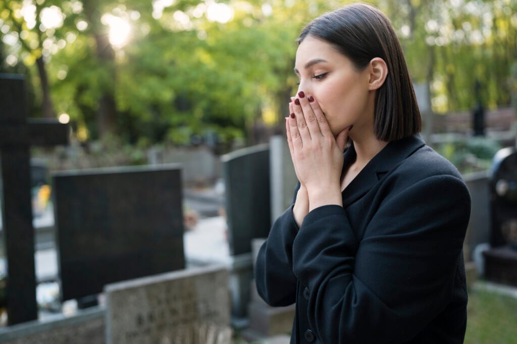 mourning-woman-praying-grave-cemetery