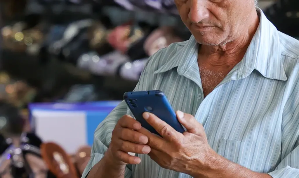 pessoa com celular – Fabio Rodrigues-Pozzebom Agência Brasil